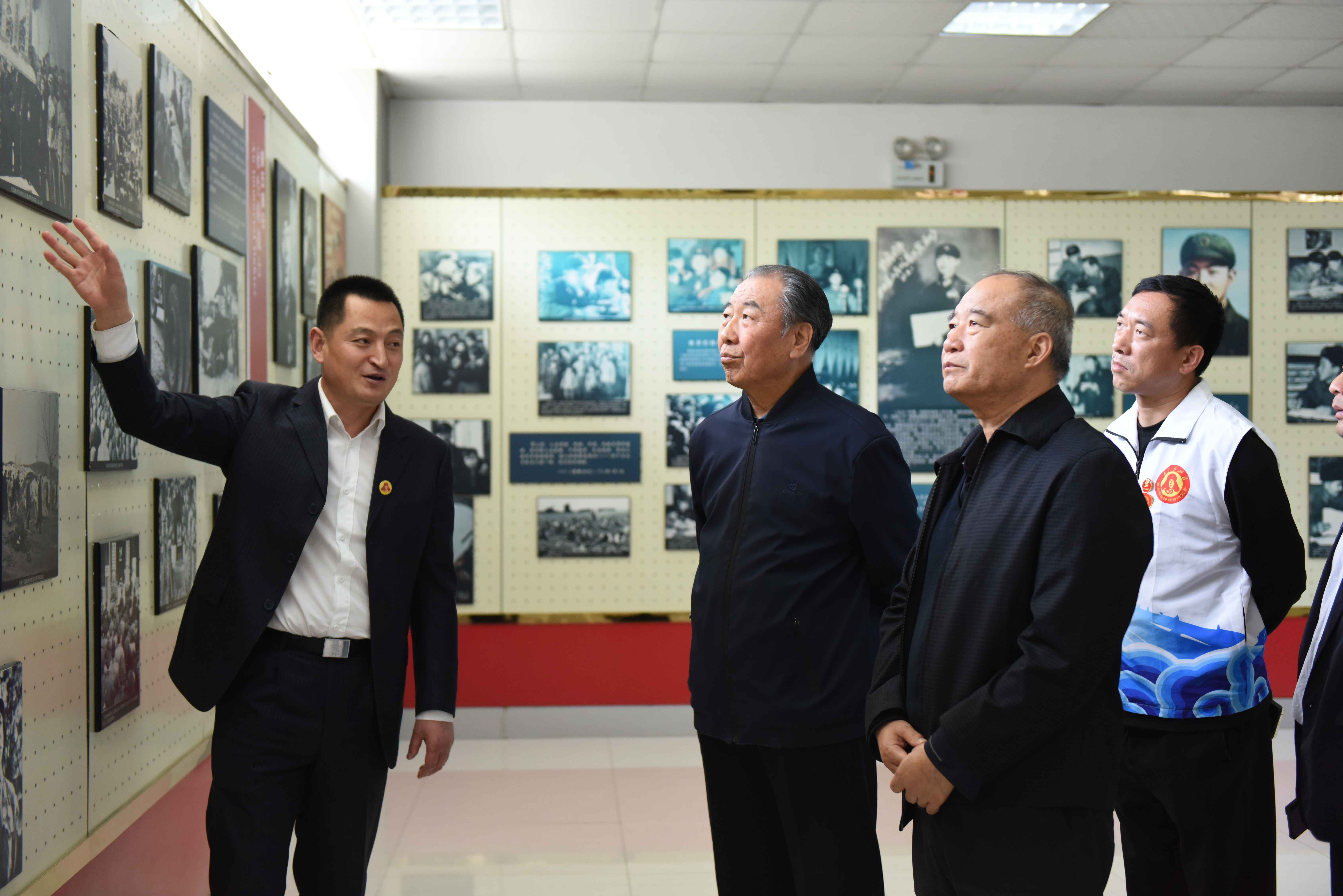 青岛市雷锋精神研究会到纽约国际官网参观交流