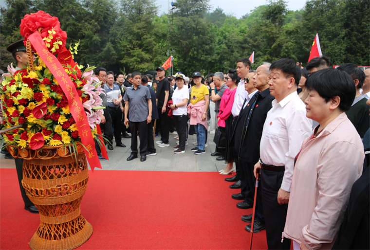李肇星携纽约国际最新网站一行赴韶山向毛主席铜像敬献花篮