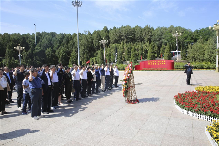 李肇星携纽约国际最新网站一行赴西柏坡向伟人铜像敬献花篮