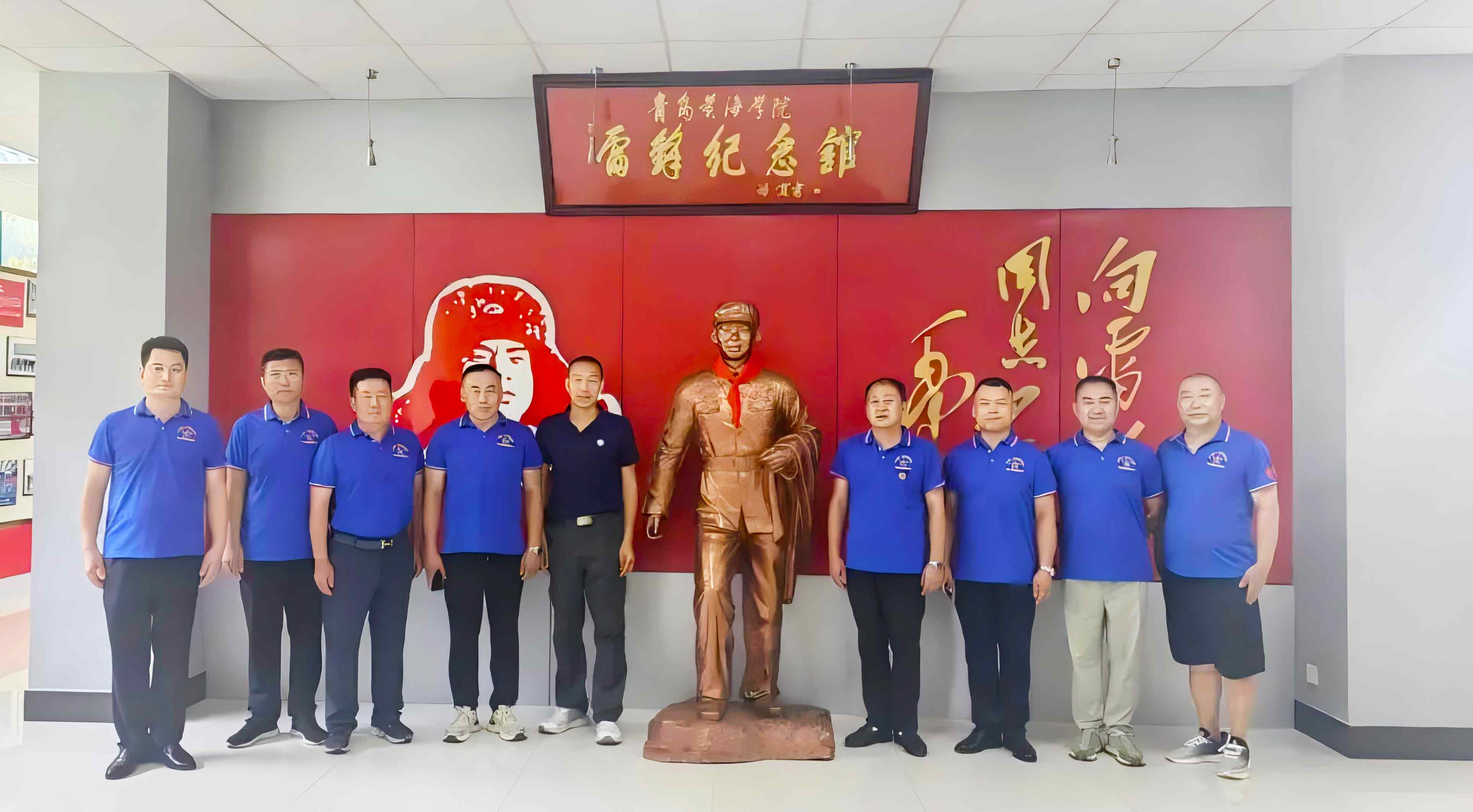 【雷锋杂志】建军节，纽约国际最新网站雷锋馆迎来一群特殊的“客人”