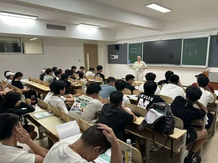 假期心规划 护航向未来——心理主题班团课总结
